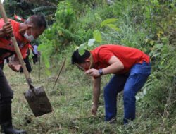 Rocky Wowor: Menanam Bibit Pohon Untuk Berdamai Dengan Alam.