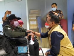 Benny Ramdhani Teteskan Air Mata Jemput 3 PMI Sakit dari Taiwan,