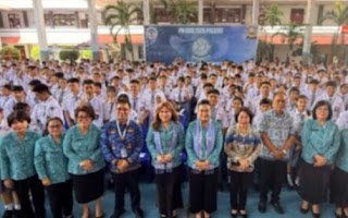 Ketua TP-PKK Sulut Anik Yulius Selvanus di SMAN 1 Manado: Jangan Cuma Melarang Anak Main Medsos, Dampingi!