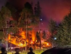 Kekecewaan Pemotongan Dana Desa Berujung Rusuh, Sejumlah Kantor Pemerintahan di Puncak Papua Tengah Dibakar Massa
