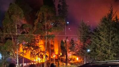 Kekecewaan Pemotongan Dana Desa Berujung Rusuh, Sejumlah Kantor Pemerintahan di Puncak Papua Tengah Dibakar Massa