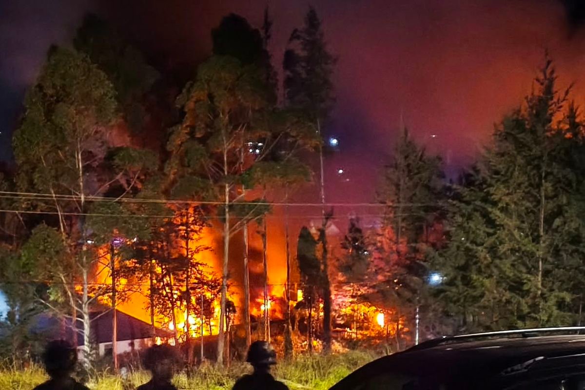 Kekecewaan Pemotongan Dana Desa Berujung Rusuh, Sejumlah Kantor Pemerintahan di Puncak Papua Tengah Dibakar Massa